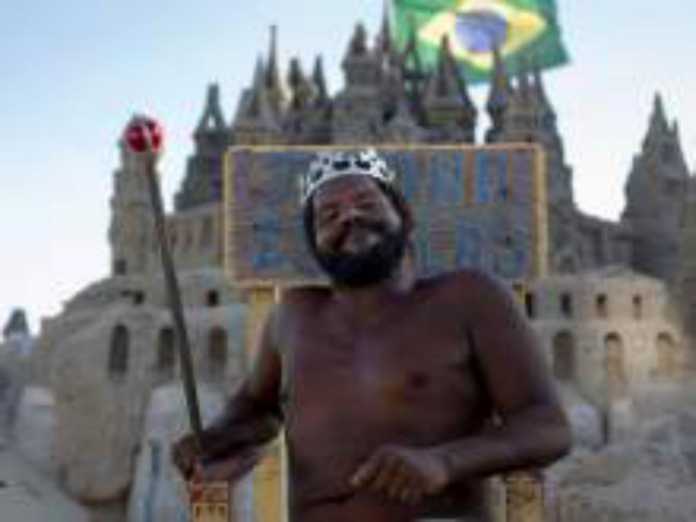 Rio-de-Janeyroda yashovchi erkak o'zi uchun plyajga yaqin yerda qumdan qasr bunyod etgan…