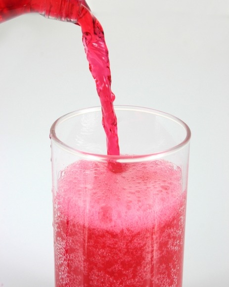 Kuchli gazlangan va quvvat beruvchi shirin ichimliklar zararlimi yoki yo'q?