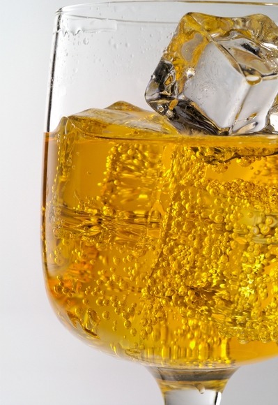 Kuchli gazlangan va quvvat beruvchi shirin ichimliklar zararlimi yoki yo'q?