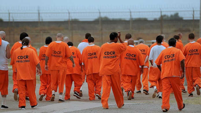 Nima uchun AQSh sudi ba'zan jinoyatchilarga 1000 yildan ortiqroq qamoq jazosini beradi? Nima uchun AQSh sudi ba'zan jinoyatchilarga 1000 yildan ortiqroq qamoq jazosini beradi?