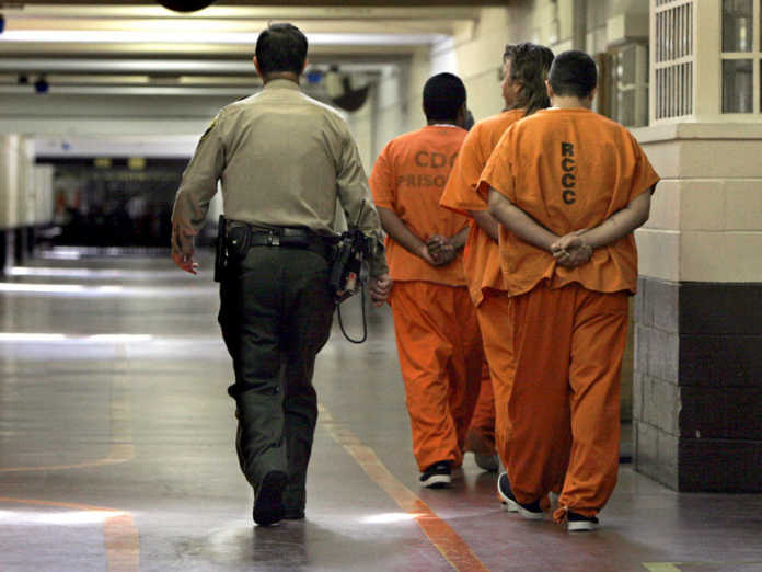 Nima uchun AQSh sudi ba'zan jinoyatchilarga 1000 yildan ortiqroq qamoq jazosini beradi? Nima uchun AQSh sudi ba'zan jinoyatchilarga 1000 yildan ortiqroq qamoq jazosini beradi?