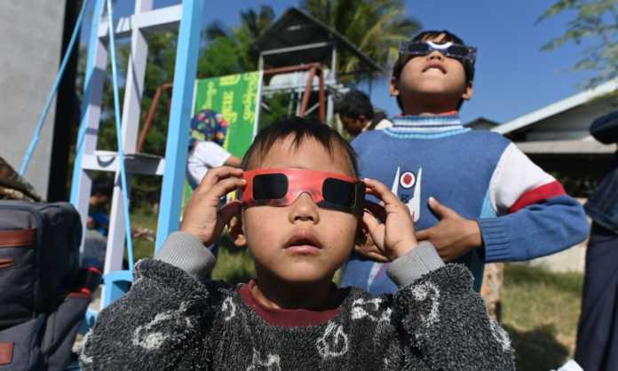 Dunyo bo'ylab quyosh tutilishi suratlarda Dunyo bo'ylab quyosh tutilishi suratlarda