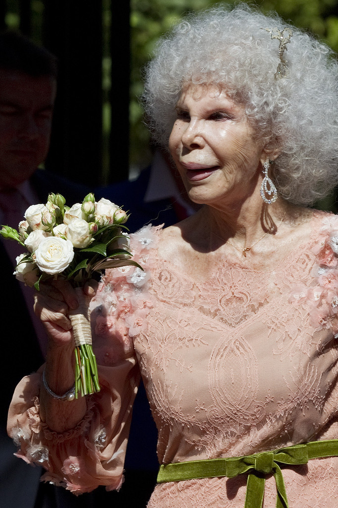 O'z husniga changal solgan va 85 yoshida ham turmushga chiqqan badavlat gersoginya taqdiri (+foto) O'z husniga changal solgan va 85 yoshida ham turmushga chiqqan badavlat gersoginya taqdiri (+foto)