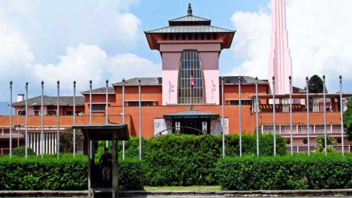 Nepalning valiahd shahzodasi nima uchun o'z oilasining 12 a'zosini yo'q qilgan? Nepalning valiahd shahzodasi nima uchun o'z oilasining 12 a'zosini yo'q qilgan?