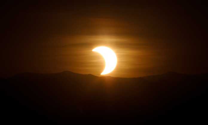 Dunyo bo'ylab quyosh tutilishi suratlarda Dunyo bo'ylab quyosh tutilishi suratlarda