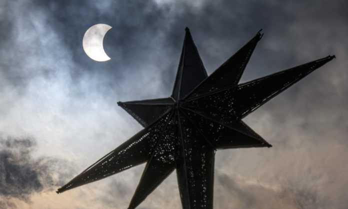 Dunyo bo'ylab quyosh tutilishi suratlarda Dunyo bo'ylab quyosh tutilishi suratlarda