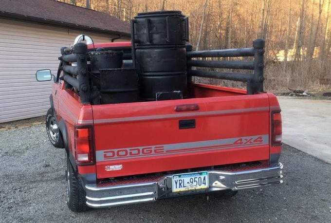 Ajabo! O'tin yoqib harakatlanadigan avtomobil sotuvga qo'yildi Ajabo! O'tin yoqib harakatlanadigan avtomobil sotuvga qo'yildi