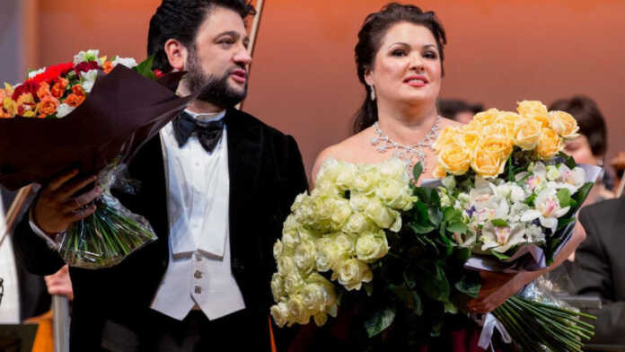 Yoshi jihatidan erkakdan kattaroq bo'lgan mashhur juftliklar (foto) Yoshi jihatidan erkakdan kattaroq bo'lgan mashhur juftliklar (foto)