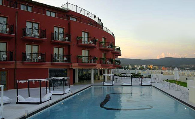 Dunyoning turli mamlakatlarida sayyohlarning qanday harakatlari sabab jarimaga tortishadi?