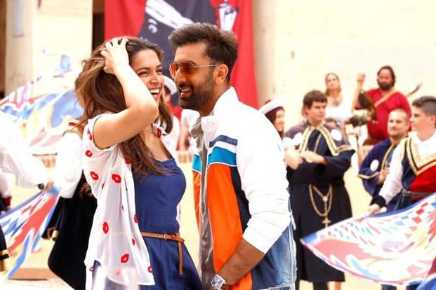 Suratga olish maydonchasida topishgan Bollivud yulduzlari Suratga olish maydonchasida topishgan Bollivud yulduzlari