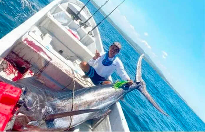 Meksikalik baliqchi o'zidan ham katta baliq tutib oldi