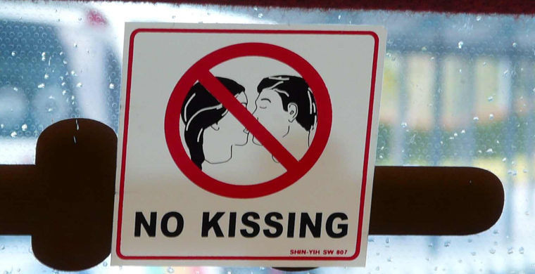 Dunyoning turli mamlakatlarida sayyohlarning qanday harakatlari sabab jarimaga tortishadi?