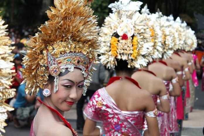 Bali. Tishni qoqib olish marosimi(+foto)