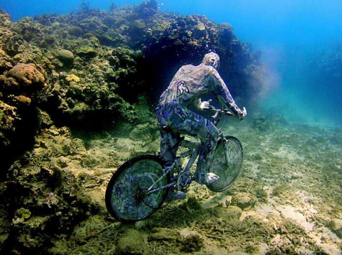 Suv ostidagi velosiped, bosh barmoq. Dunyodagi bir-birdan ajoyib haykaltaroshlik namunalari (+foto)