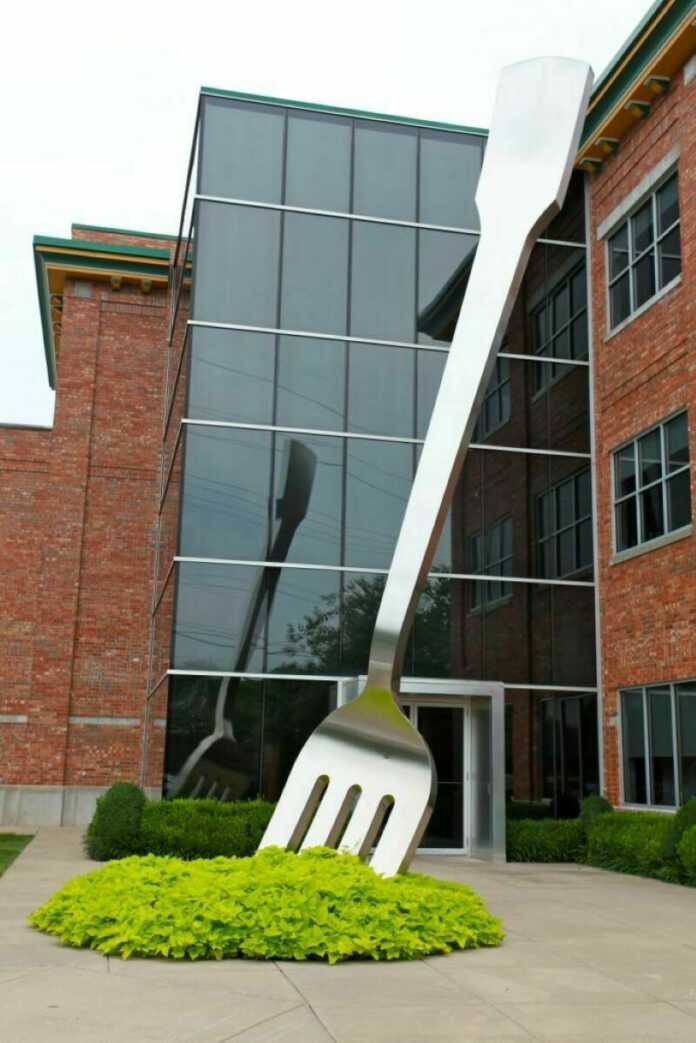 Suv ostidagi velosiped, bosh barmoq. Dunyodagi bir-birdan ajoyib haykaltaroshlik namunalari (+foto)