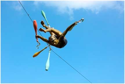 Tortishish qonunlariga zid yaratilgan haykaltaroshlik asarlari (foto) Tortishish qonunlariga zid yaratilgan haykaltaroshlik asarlari (foto)