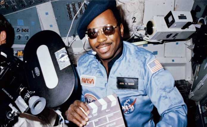 Oydagi krater va unga kitob berishdan bosh tortgan kutubxonaga nomi berilgan astronavt