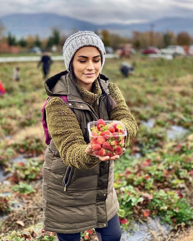 Muxlislar g'azabini keltirgan Burak O'zchivitning quchog'idagi bu ayol kim? (+foto) Muxlislar g'azabini keltirgan Burak O'zchivitning quchog'idagi bu ayol kim? (+foto)