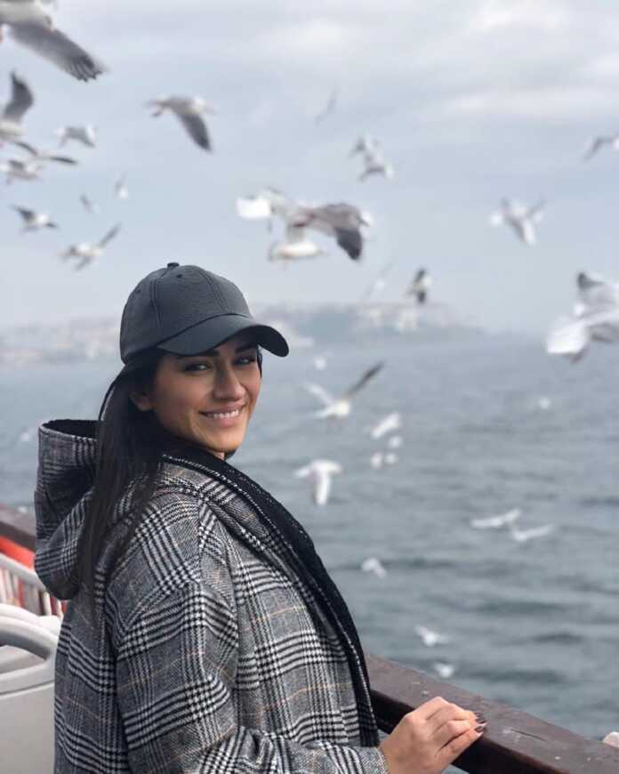 Muxlislar g'azabini keltirgan Burak O'zchivitning quchog'idagi bu ayol kim? (+foto) Muxlislar g'azabini keltirgan Burak O'zchivitning quchog'idagi bu ayol kim? (+foto)