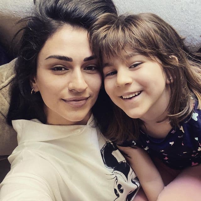 Muxlislar g'azabini keltirgan Burak O'zchivitning quchog'idagi bu ayol kim? (+foto) Muxlislar g'azabini keltirgan Burak O'zchivitning quchog'idagi bu ayol kim? (+foto)