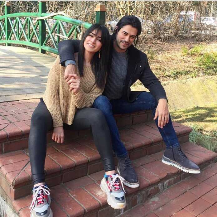 Muxlislar g'azabini keltirgan Burak O'zchivitning quchog'idagi bu ayol kim? (+foto) Muxlislar g'azabini keltirgan Burak O'zchivitning quchog'idagi bu ayol kim? (+foto)