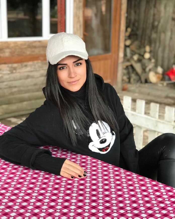 Muxlislar g'azabini keltirgan Burak O'zchivitning quchog'idagi bu ayol kim? (+foto) Muxlislar g'azabini keltirgan Burak O'zchivitning quchog'idagi bu ayol kim? (+foto)