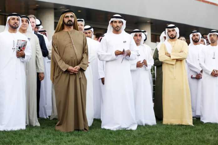 Nima uchun Dubayda erkaklar oq libos kiyadi? Nima uchun Dubayda erkaklar oq libos kiyadi?