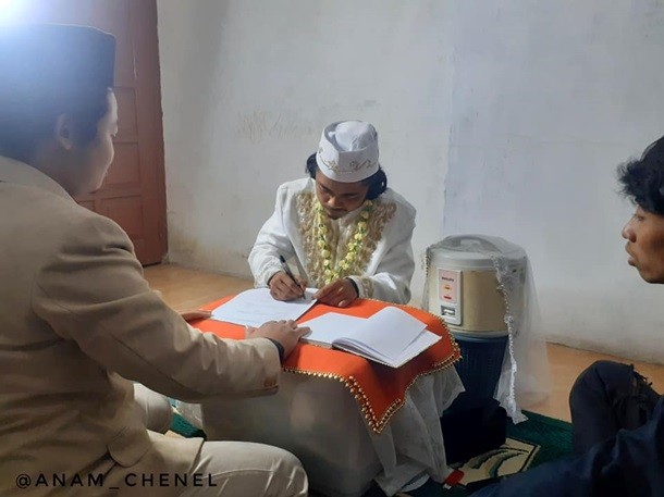 Ajab ishlar bo'lmoqda! Erkak guruch qaynatgichga «uylandi» Ajab ishlar bo'lmoqda! Erkak guruch qaynatgichga «uylandi»