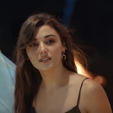 Hande Erchel va Aycha Ayshin Turonning qaysi biri go'zal va iste'dodliroq ekanini aniqlash maqsadida so'rovnoma o'tkazildi