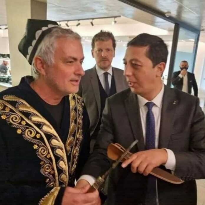 O'zbek bo'ldi qoldi! Joze Mourinoga zarbof chopon va do'ppi kiygizildi