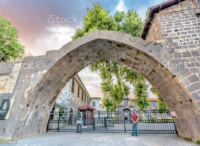 Diyarbakirning tarixiy qal'a devorlari (foto) Diyarbakirning tarixiy qal'a devorlari (foto)