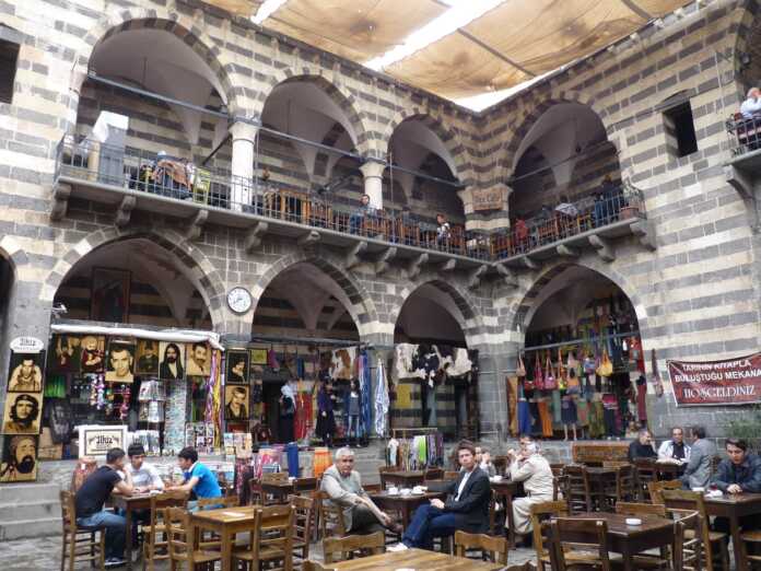 Diyarbakirning tarixiy qal'a devorlari (foto) Diyarbakirning tarixiy qal'a devorlari (foto)