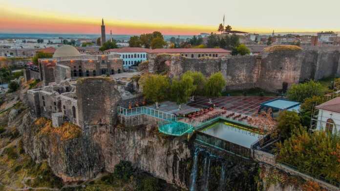 Diyarbakirning tarixiy qal'a devorlari (foto) Diyarbakirning tarixiy qal'a devorlari (foto)