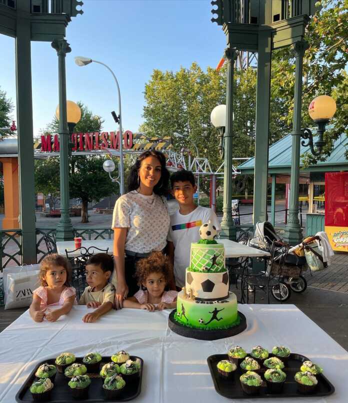 Jorjina Rodriges Ronalduning pullariga ishqibozmi? (foto) Jorjina Rodriges Ronalduning pullariga ishqibozmi? (foto)