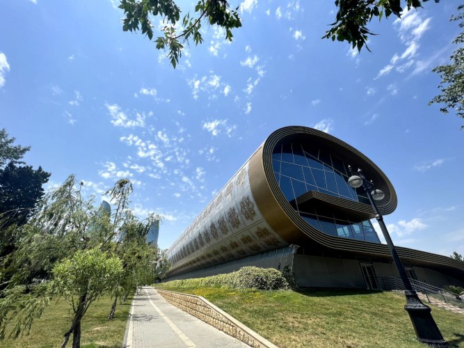 Siz Kaspiy dengizi sohilida bo'lganmisiz, shamollar shahri — Bokuni ko'rganmisiz? Siz Kaspiy dengizi sohilida bo'lganmisiz, shamollar shahri — Bokuni ko'rganmisiz?