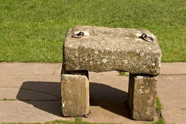 Bir necha oydan keyin bo'lib o'tadigan toj kiyish marosimida Charlz III «Taqdirning qadimiy toshi»ga o'tiradi Bir necha oydan keyin bo'lib o'tadigan toj kiyish marosimida Charlz III «Taqdirning qadimiy toshi»ga o'tiradi