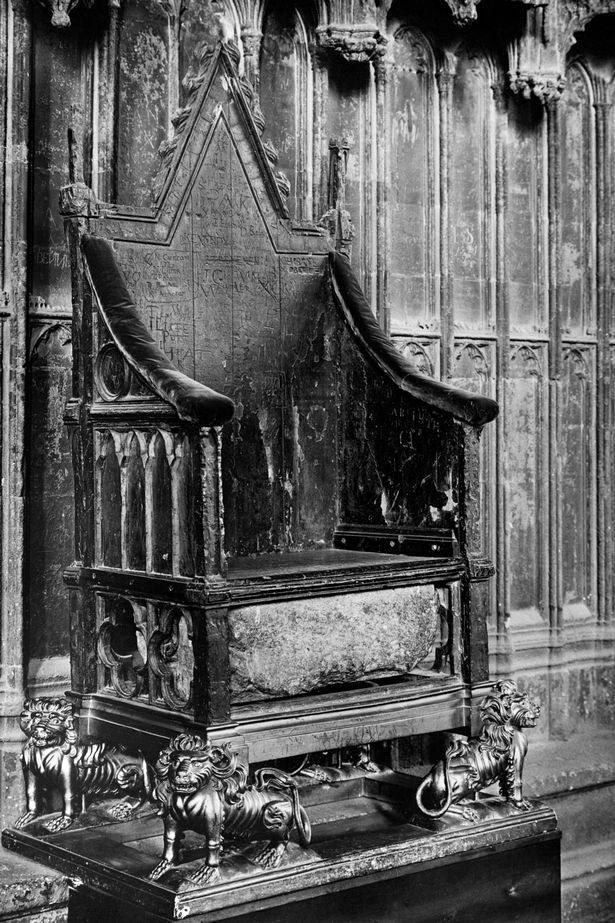 Bir necha oydan keyin bo'lib o'tadigan toj kiyish marosimida Charlz III «Taqdirning qadimiy toshi»ga o'tiradi Bir necha oydan keyin bo'lib o'tadigan toj kiyish marosimida Charlz III «Taqdirning qadimiy toshi»ga o'tiradi