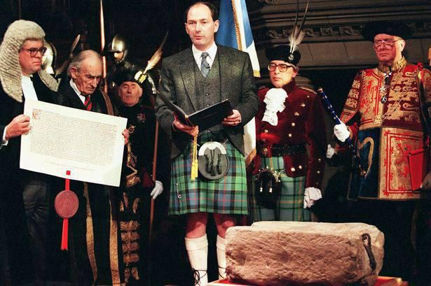 Bir necha oydan keyin bo'lib o'tadigan toj kiyish marosimida Charlz III «Taqdirning qadimiy toshi»ga o'tiradi Bir necha oydan keyin bo'lib o'tadigan toj kiyish marosimida Charlz III «Taqdirning qadimiy toshi»ga o'tiradi