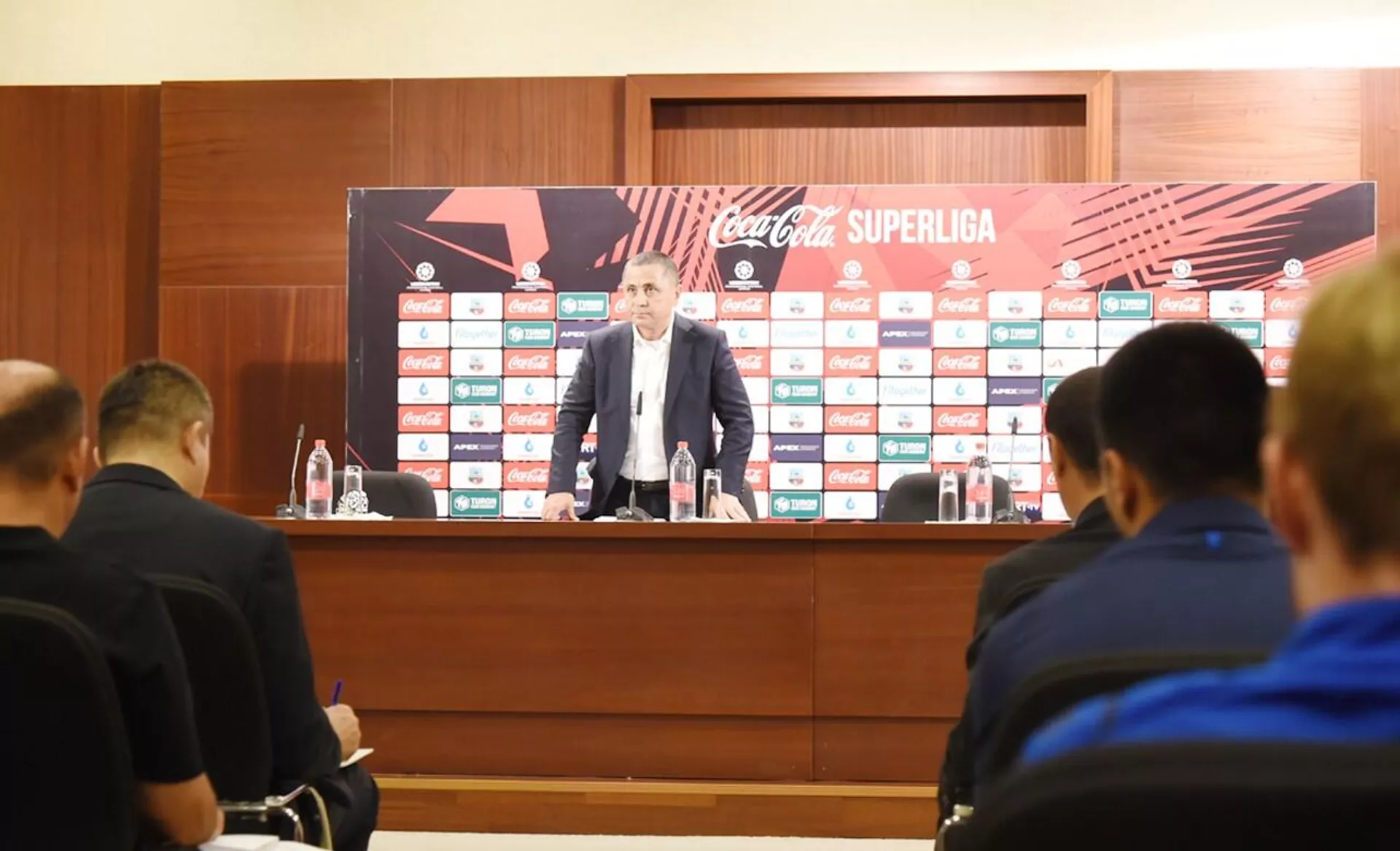 “Bunyodkor”ning bosh direktori va bosh murabbiyi ishdan bo'shatildi “Bunyodkor”ning bosh direktori va bosh murabbiyi ishdan bo'shatildi