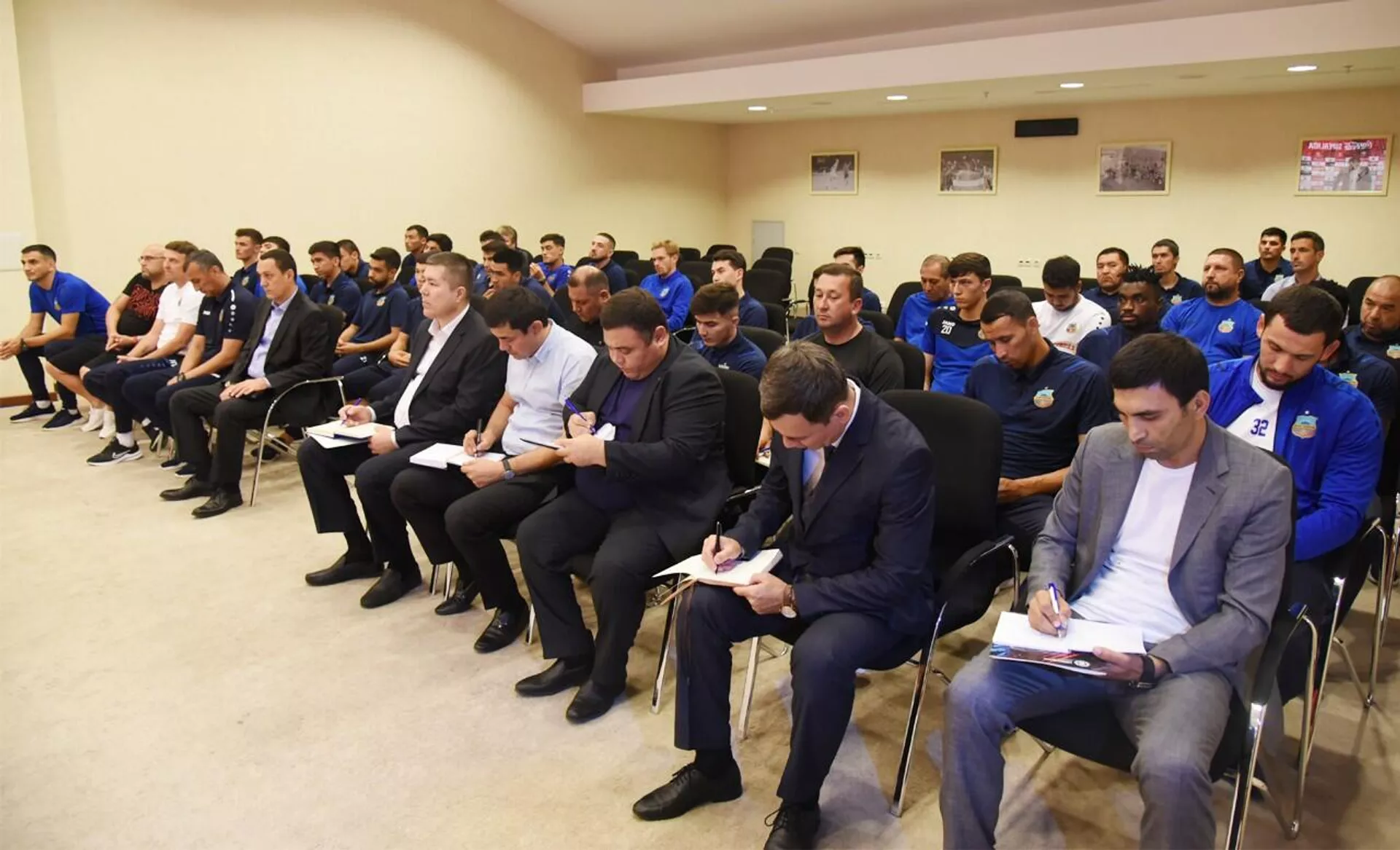 “Bunyodkor”ning bosh direktori va bosh murabbiyi ishdan bo'shatildi “Bunyodkor”ning bosh direktori va bosh murabbiyi ishdan bo'shatildi