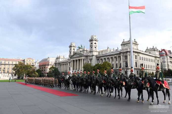 O'zbekiston Respublikasi Prezidentini rasmiy kutib olish marosimi bo'ldi (foto) O'zbekiston Respublikasi Prezidentini rasmiy kutib olish marosimi bo'ldi (foto)