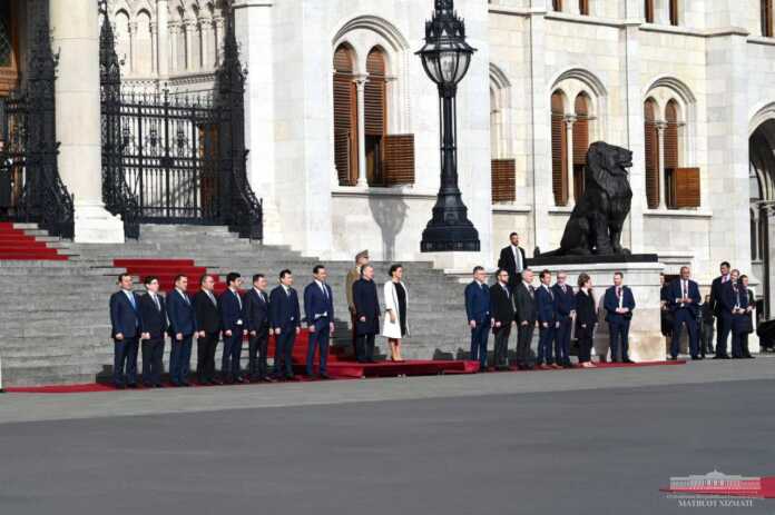 O'zbekiston Respublikasi Prezidentini rasmiy kutib olish marosimi bo'ldi (foto) O'zbekiston Respublikasi Prezidentini rasmiy kutib olish marosimi bo'ldi (foto)