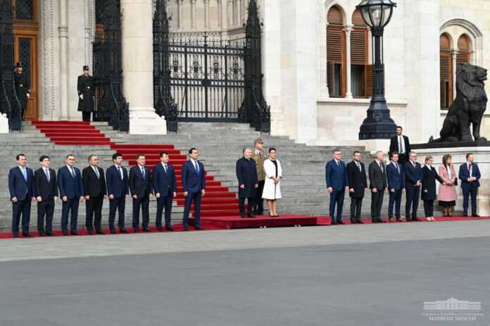 O'zbekiston Respublikasi Prezidentini rasmiy kutib olish marosimi bo'ldi (foto) O'zbekiston Respublikasi Prezidentini rasmiy kutib olish marosimi bo'ldi (foto)