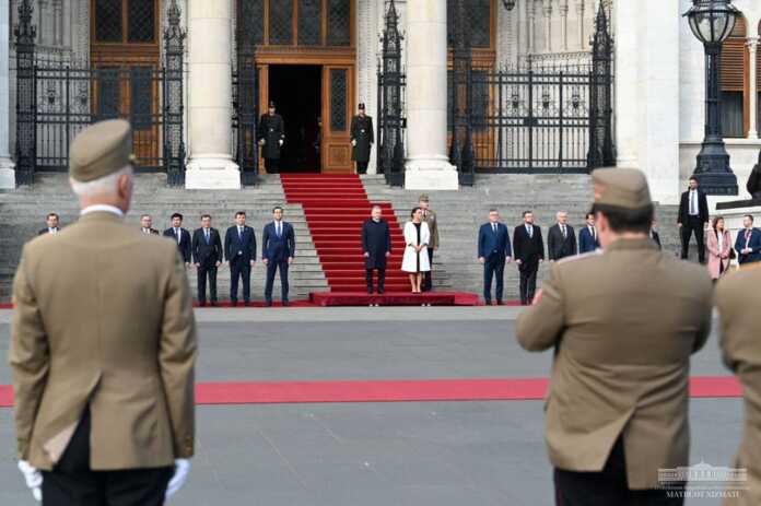 O'zbekiston Respublikasi Prezidentini rasmiy kutib olish marosimi bo'ldi (foto) O'zbekiston Respublikasi Prezidentini rasmiy kutib olish marosimi bo'ldi (foto)