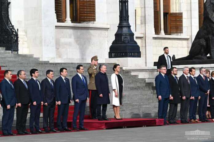 O'zbekiston Respublikasi Prezidentini rasmiy kutib olish marosimi bo'ldi (foto) O'zbekiston Respublikasi Prezidentini rasmiy kutib olish marosimi bo'ldi (foto)