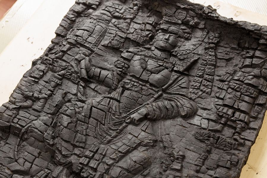 Parij ko'rgazmasi uchun artefaktlar restavratsiya qilindi. Ular orasida Katta Langar Qur'oni ham bor