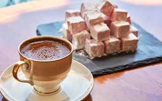 5 dekabr kunini issiqqina, ko'pikka boy Turk qahvasi bilan o'tkazing!