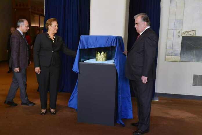 Emomali Rahmon BMTga oltin toj topshirdi Emomali Rahmon BMTga oltin toj topshirdi