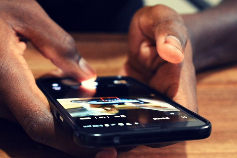 Ishlatilgan smartfonlar sotuvi yangilaridan farqli o'laroq o'sib bormoqda va ikkilamchi bozorning yarmini iPhone egallaydi. Ishlatilgan smartfonlar sotuvi yangilaridan farqli o'laroq o'sib bormoqda va ikkilamchi bozorning yarmini iPhone egallaydi.