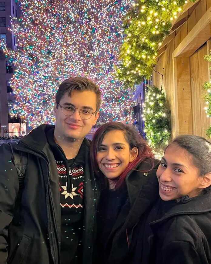 Meksikalik 22 yoshli siam-egizaklari Lupita va Karmen noodatiy tug'ilgani sababli dunyoga mashhur bo'lgan Meksikalik 22 yoshli siam-egizaklari Lupita va Karmen noodatiy tug'ilgani sababli dunyoga mashhur bo'lgan